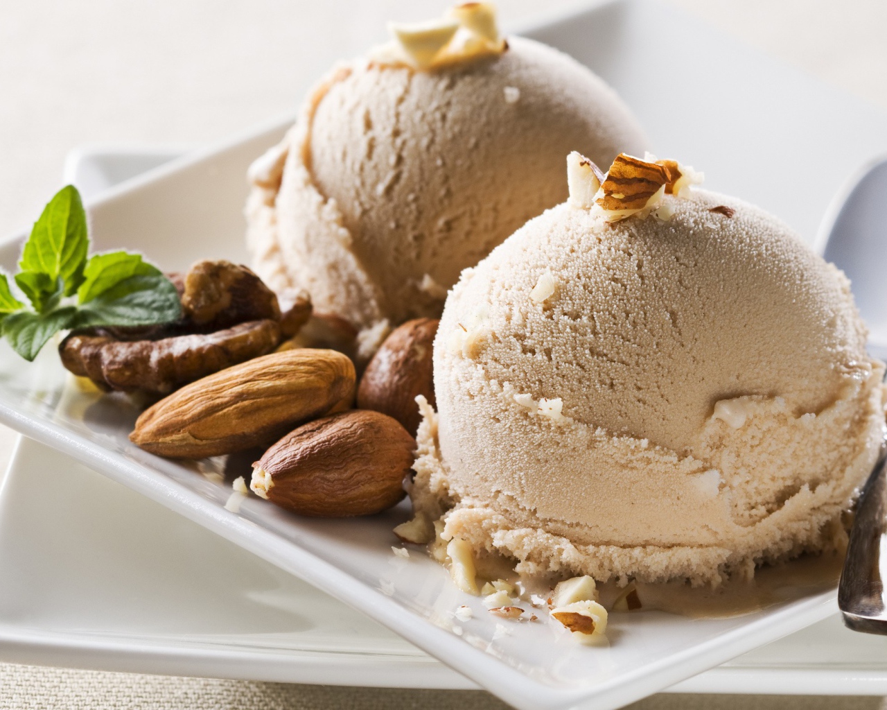 Кофейное мороженое с орехами