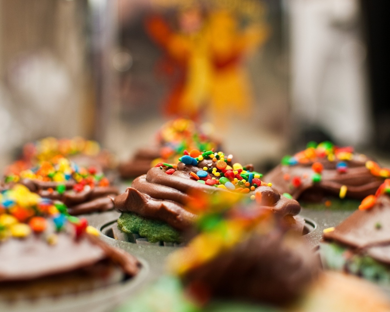 Цветная посыпка на шоколадных кексах
