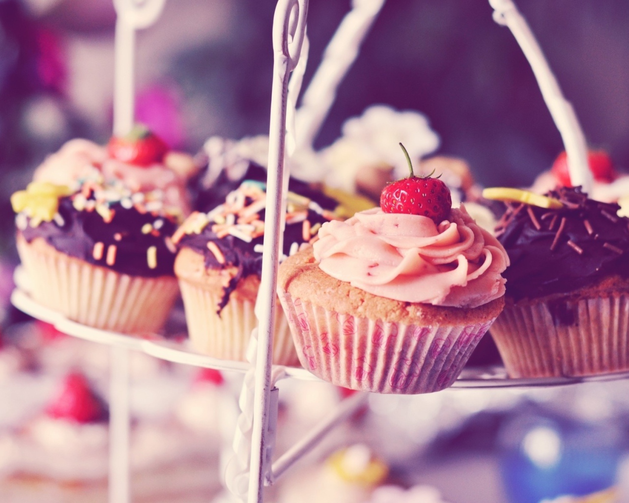 Фруктовые кексы на столе