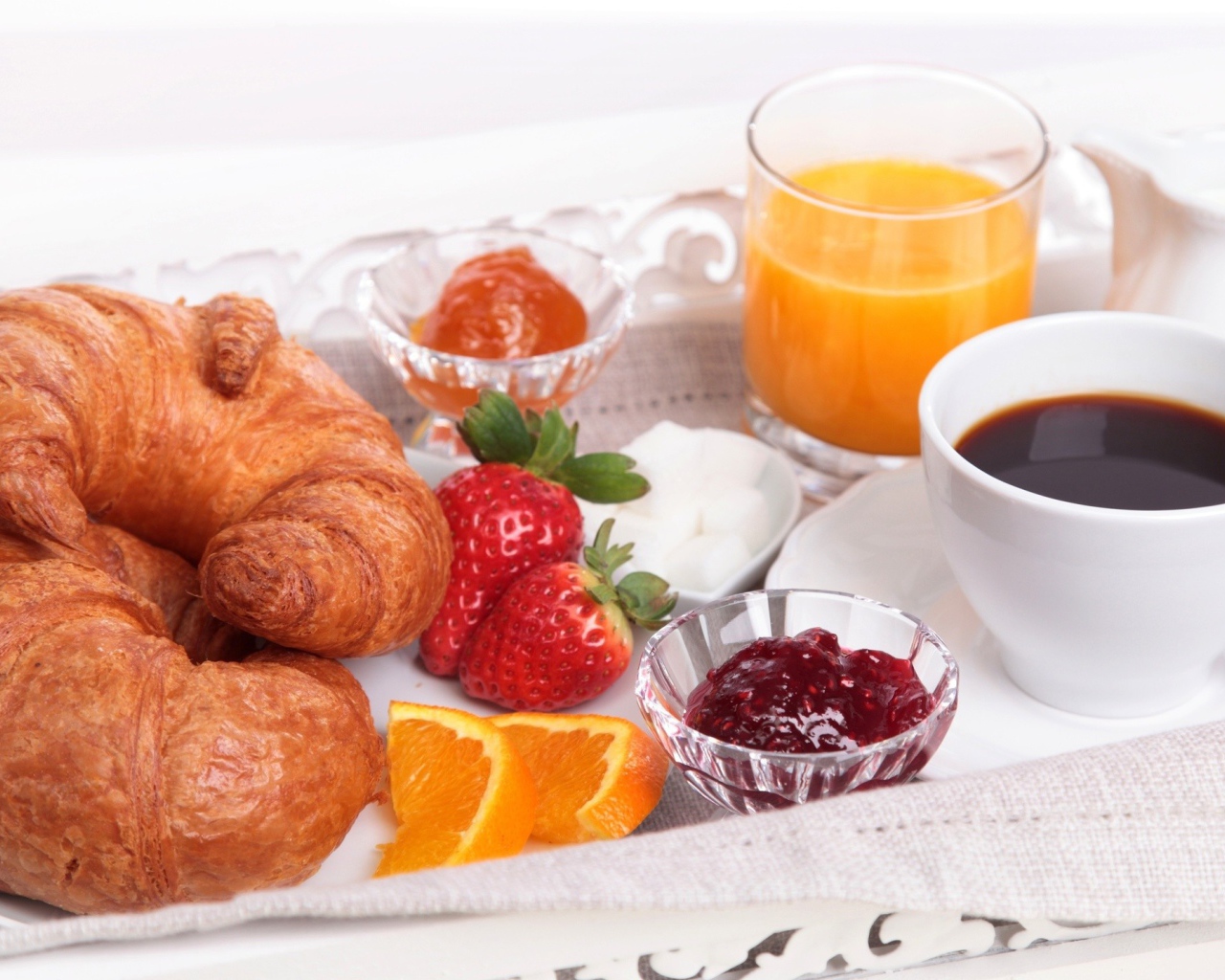 Фруктовые круассаны с соком и кофе