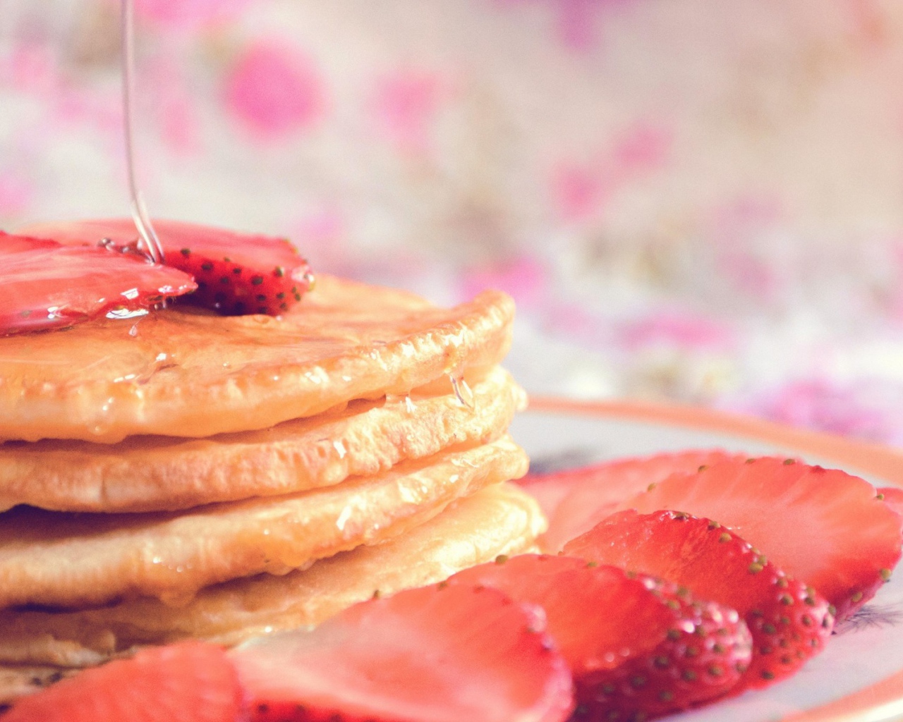 Блинчики с кусочками клубники