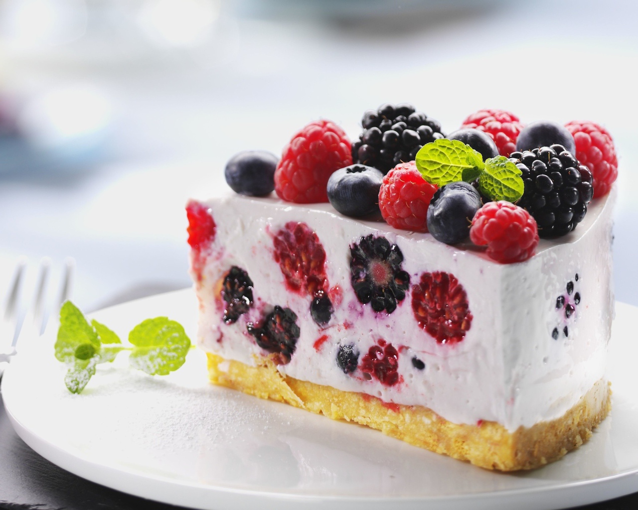 Пирог из творожного желе с ягодами