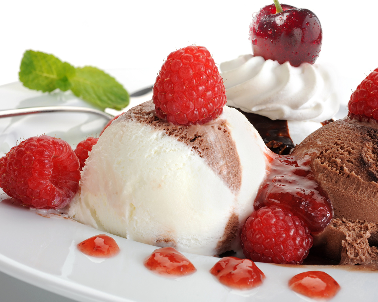 Мороженое пломбир с малиной