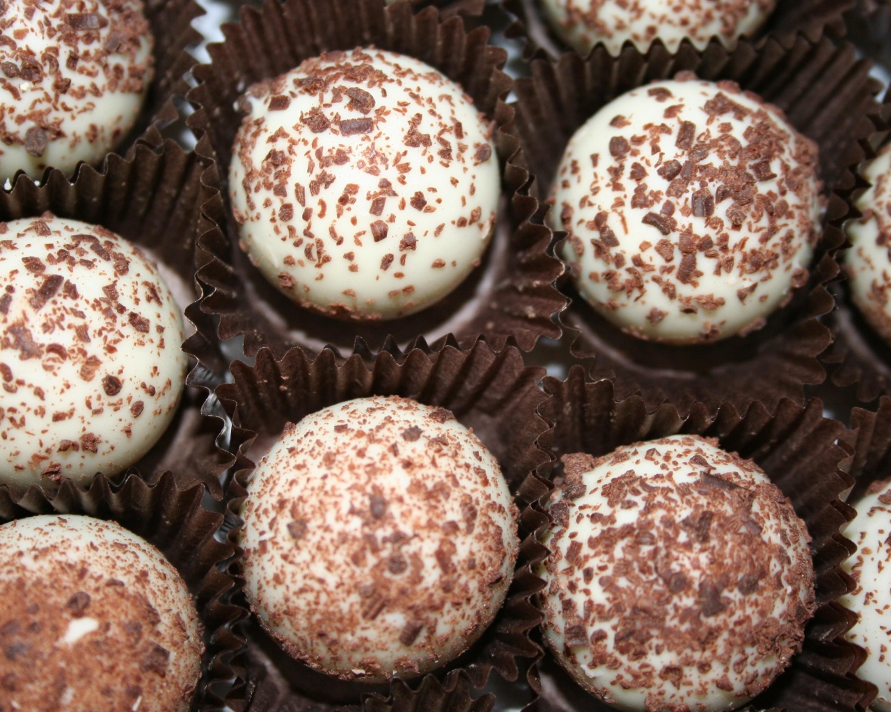 Белые конфеты с шоколадной посыпкой