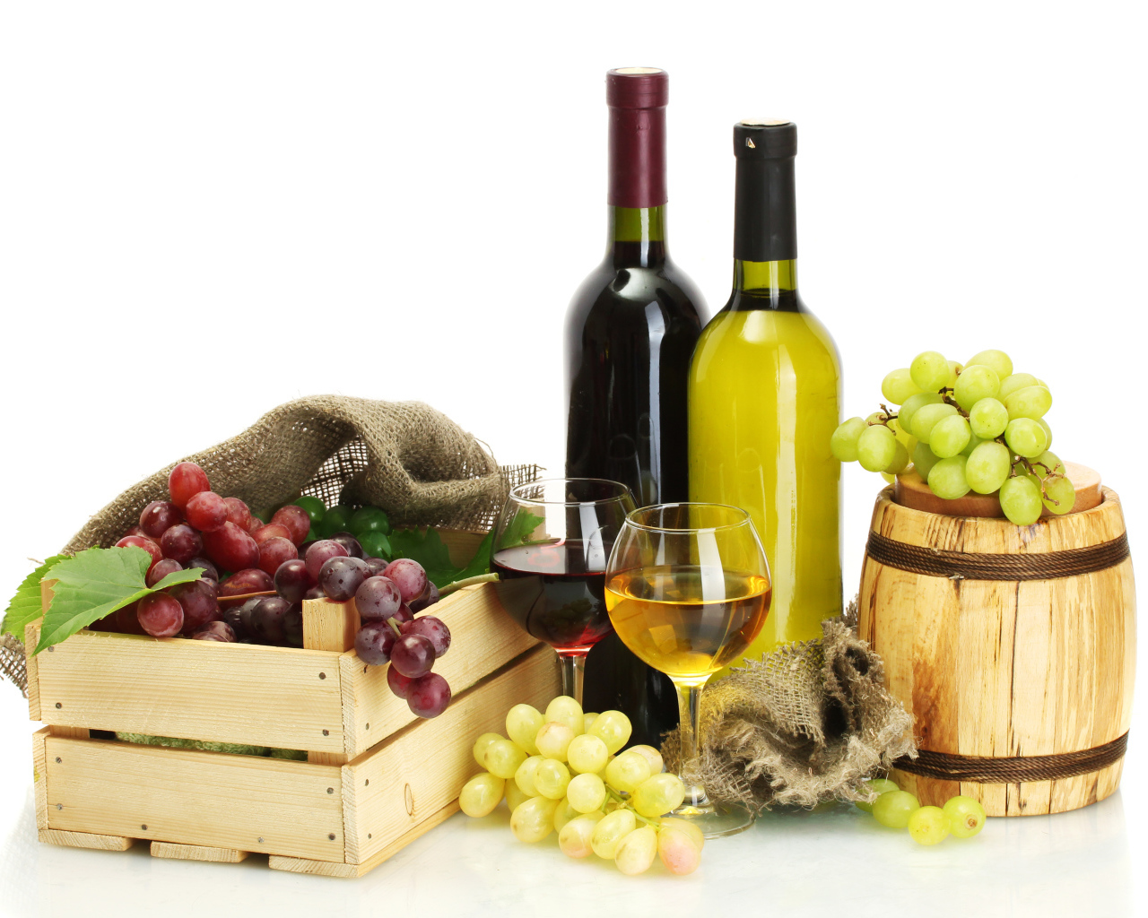 Ящик с виноградом и вино