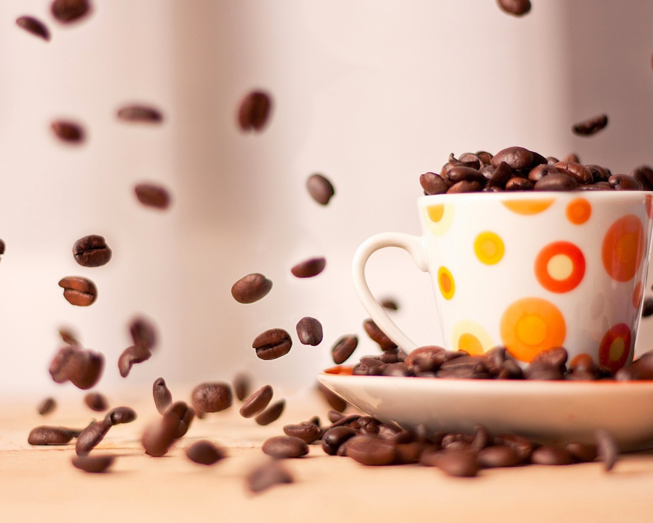 Чашка с кофе в зернах