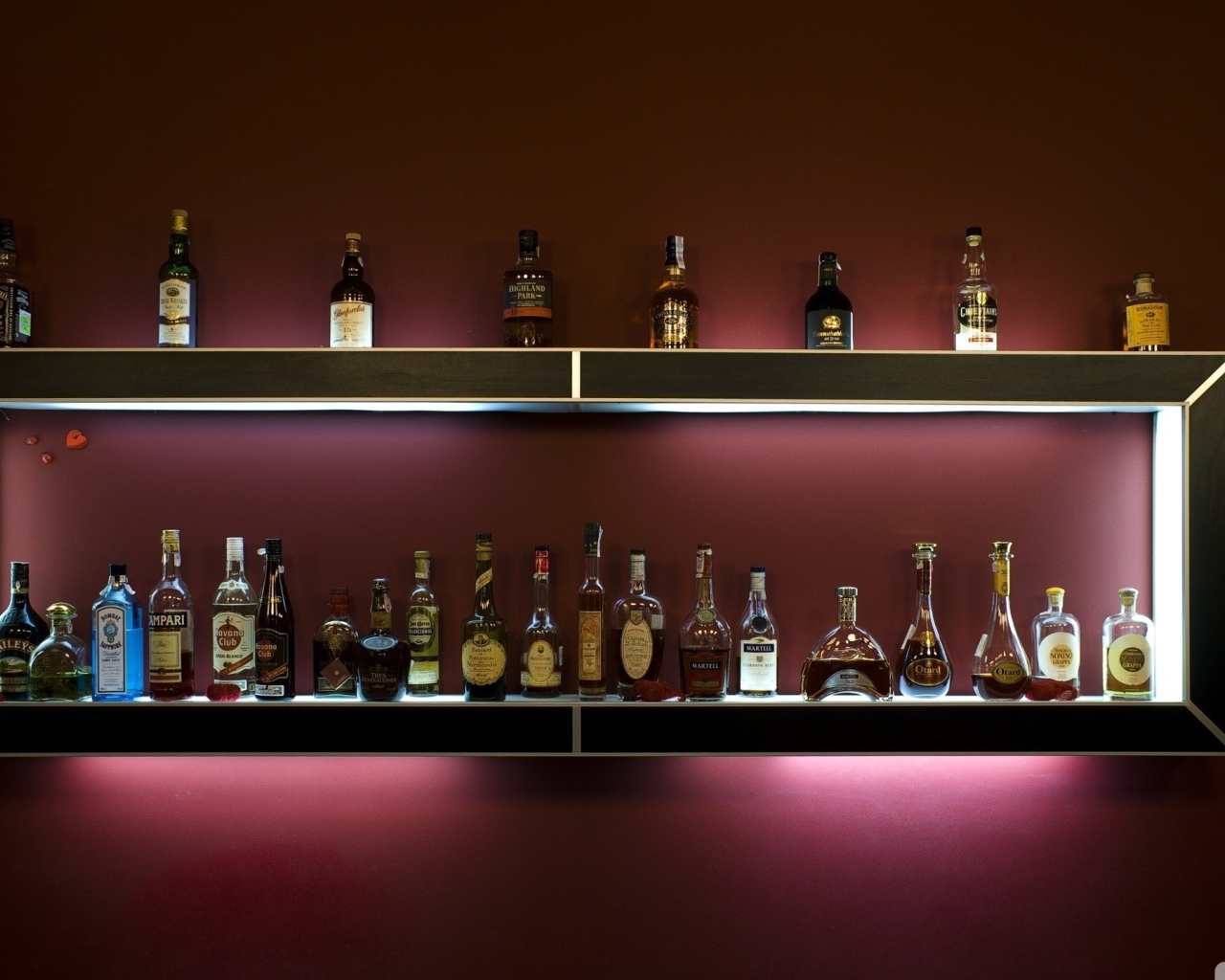 Бар с алкоголем на стене