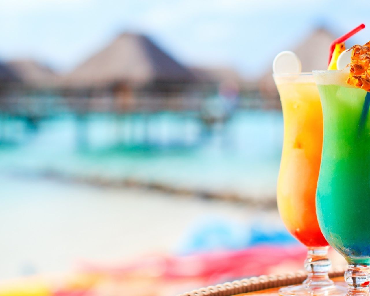 Яркие тропические коктейли с трубочками