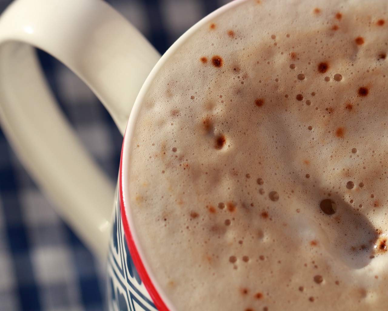 Коричневые точки на пенке кофе