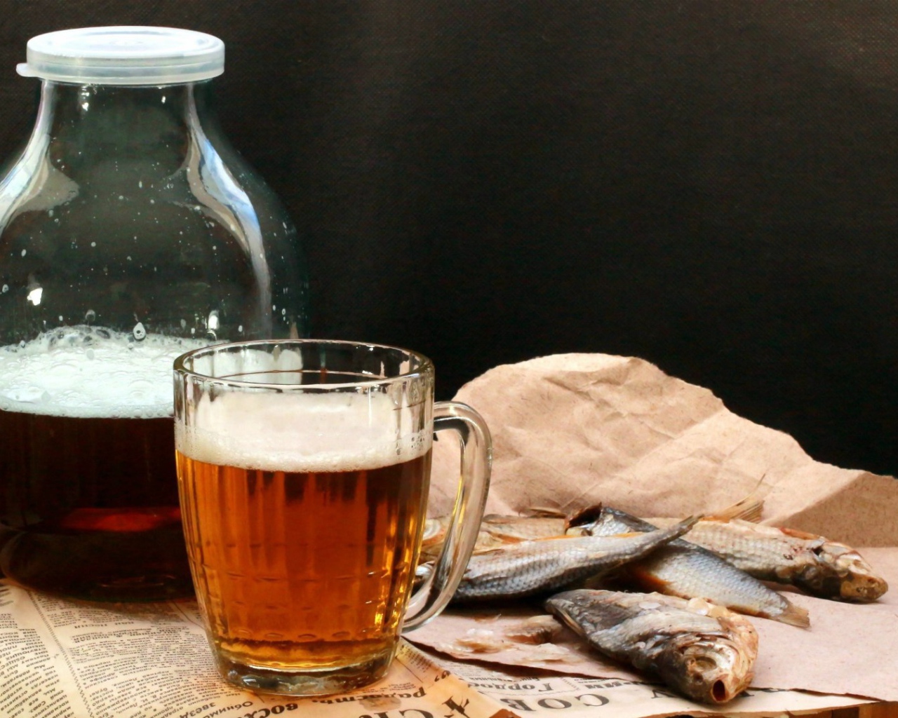 Банка пива с сушеной рыбой