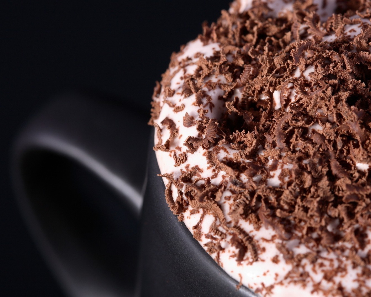 Шоколадная стружка на пенке кофе