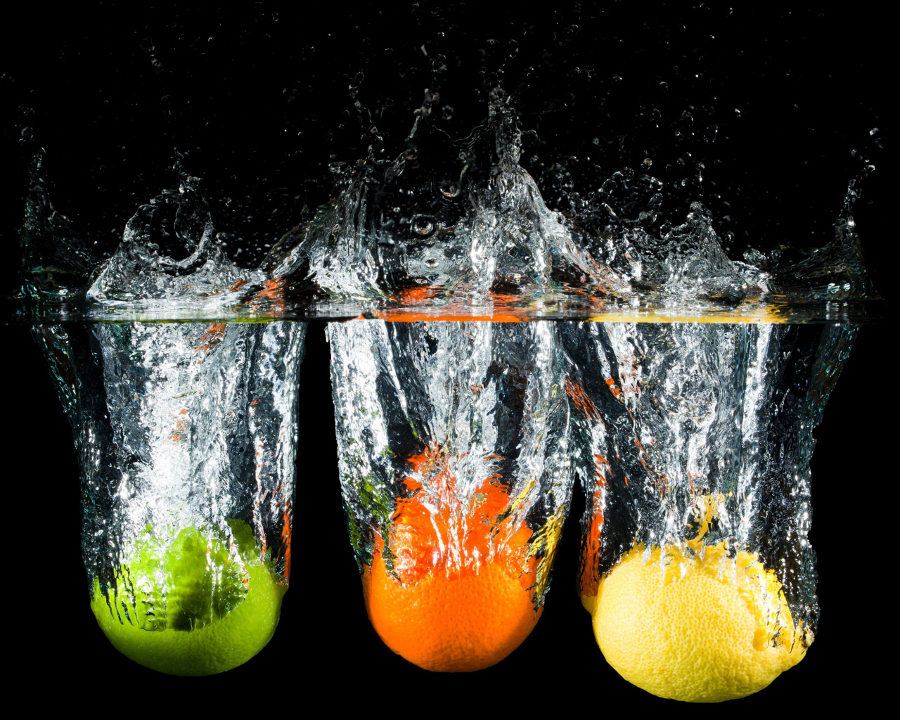 Цитрусы в брызгах воды