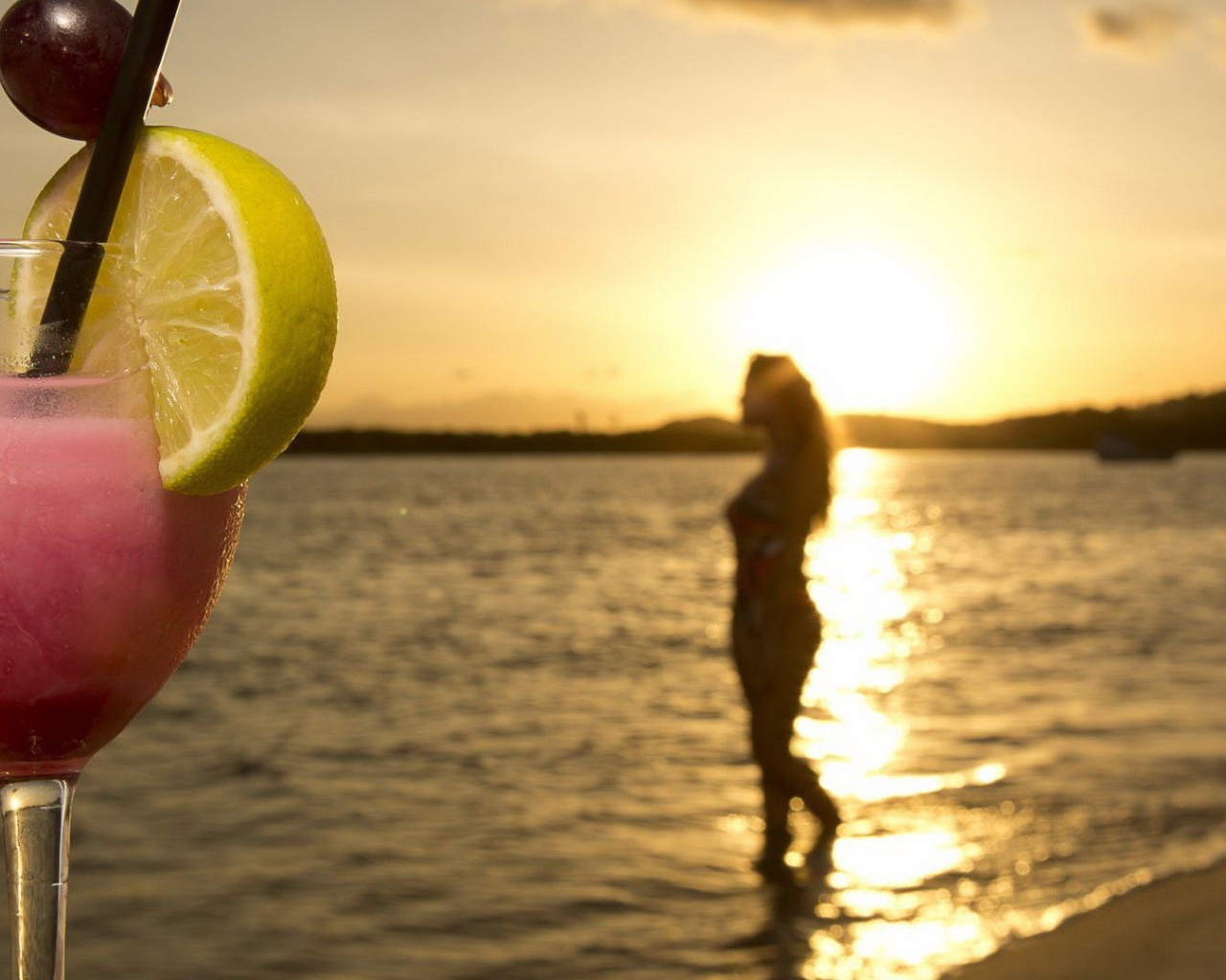 Коктейль с фруктами на вечернем пляже