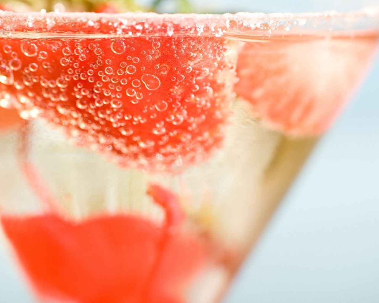 Коктейль с кусочками клубники