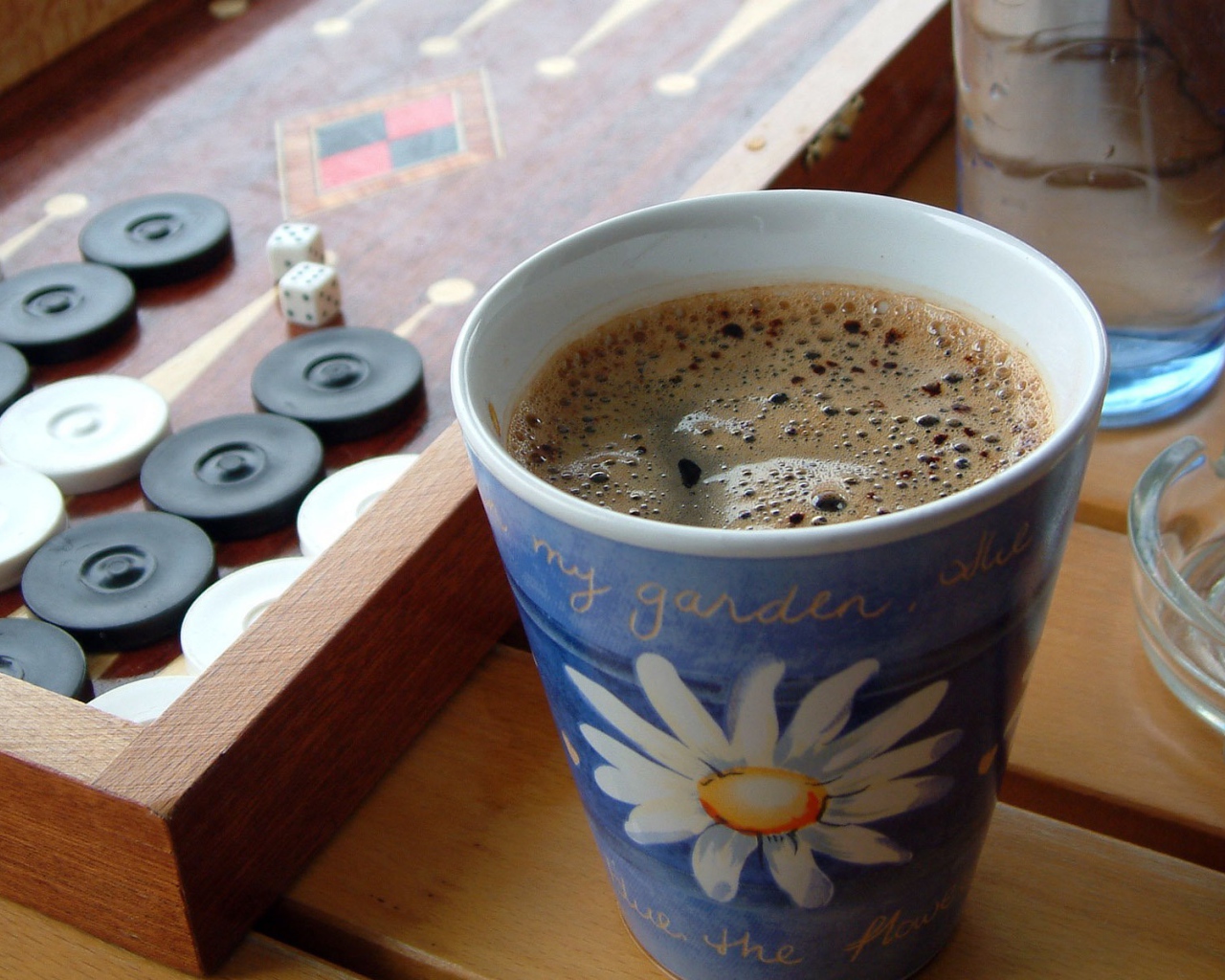 Кофе за игрой в нарды