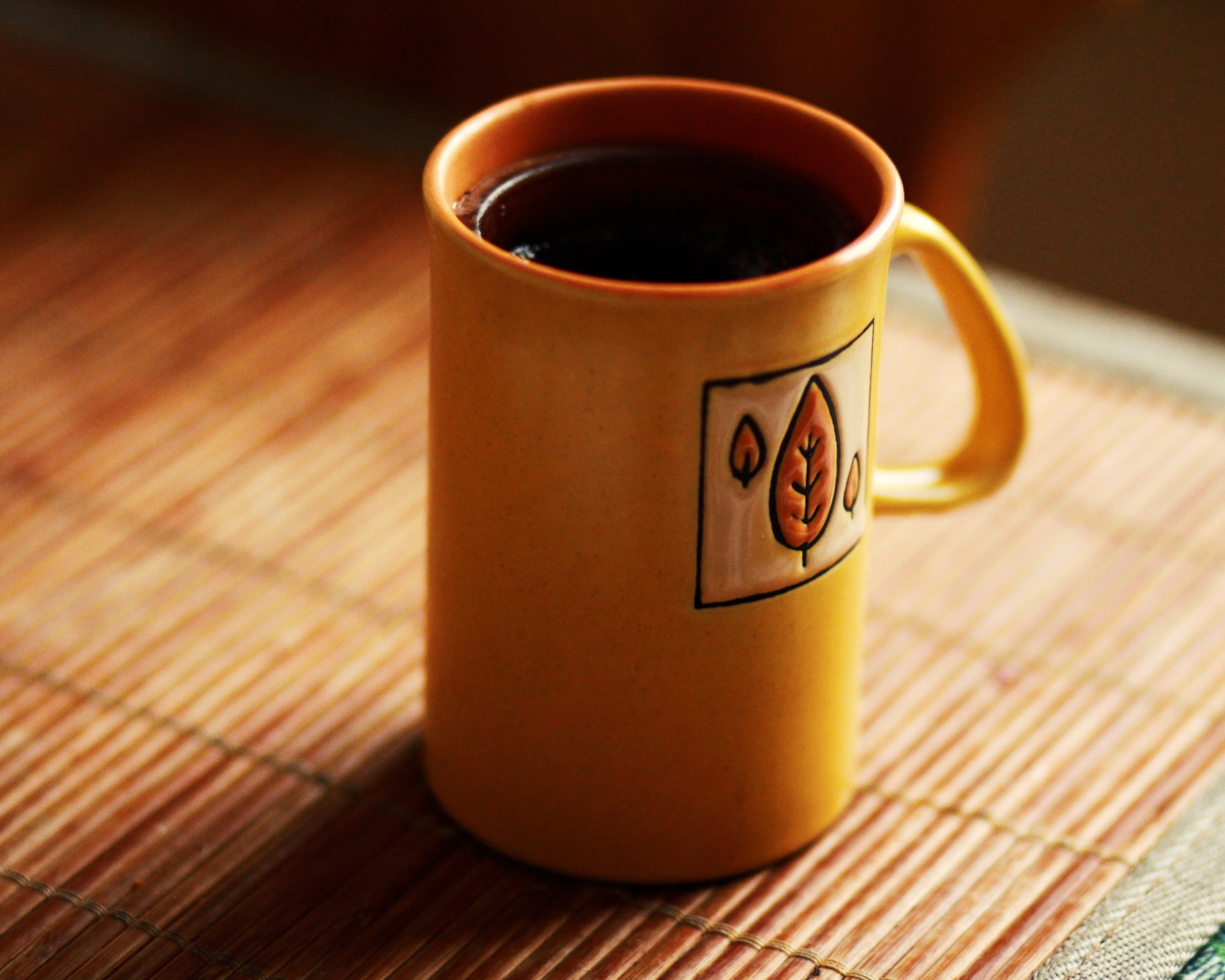 Кофе в высокой желтой чашке