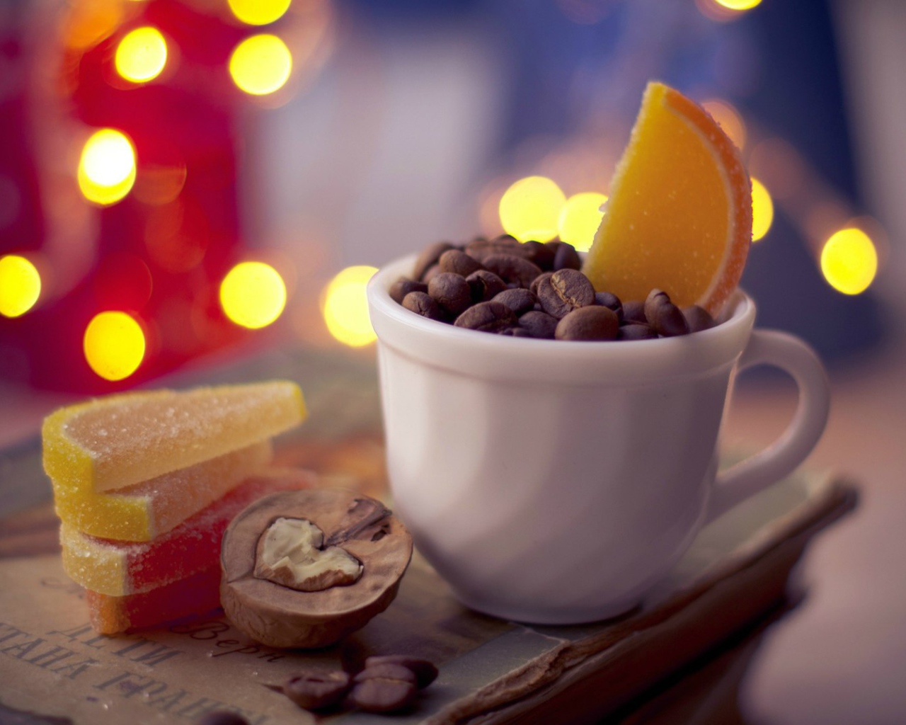 Кофе с мармеладом и орехами