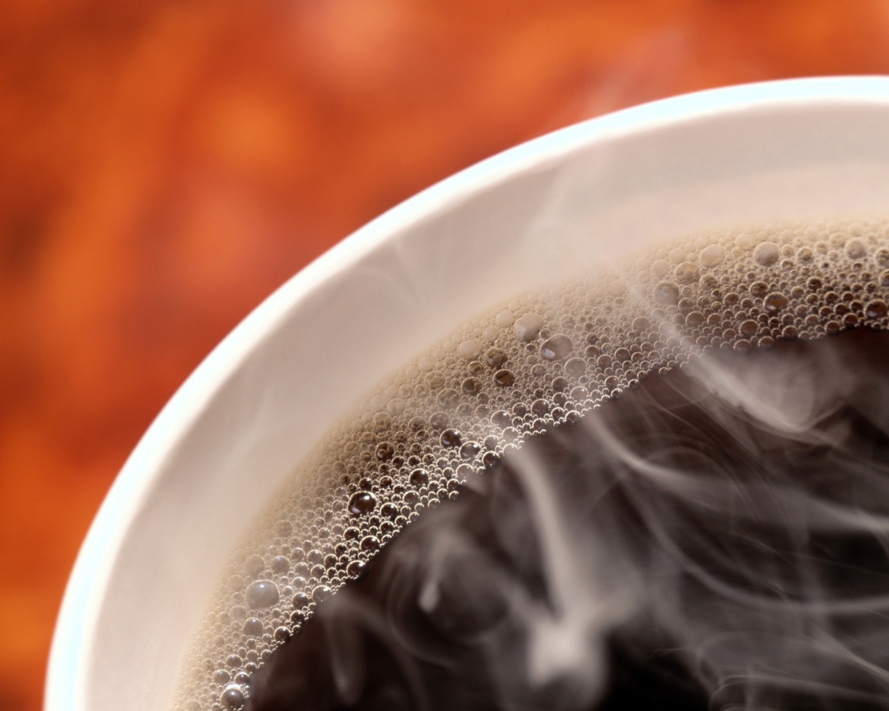 Пенка на горячем дымящемся кофе