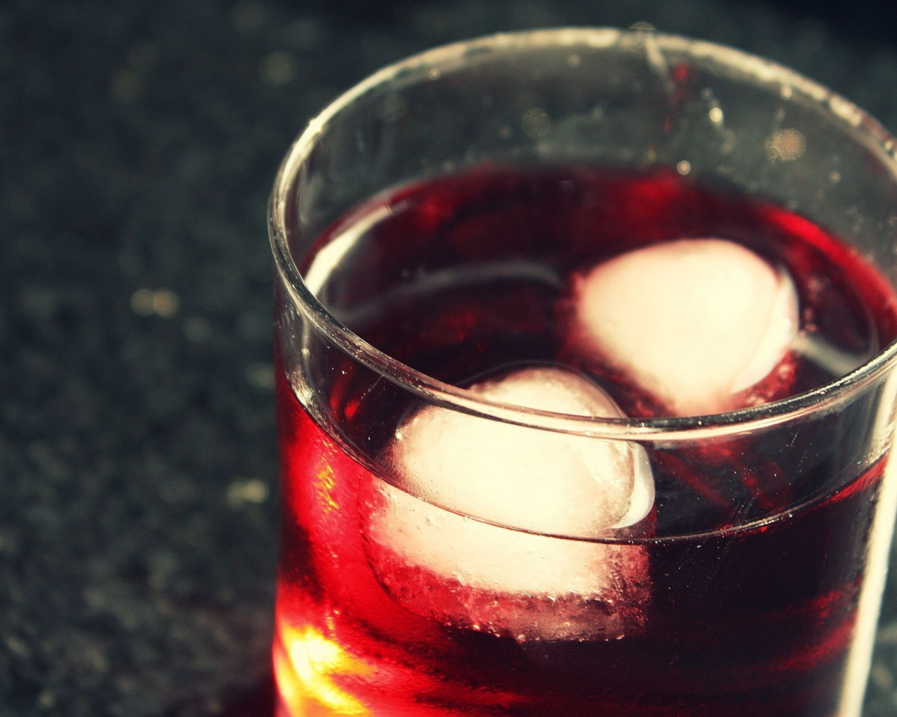 Кубики льда в стакане с соком