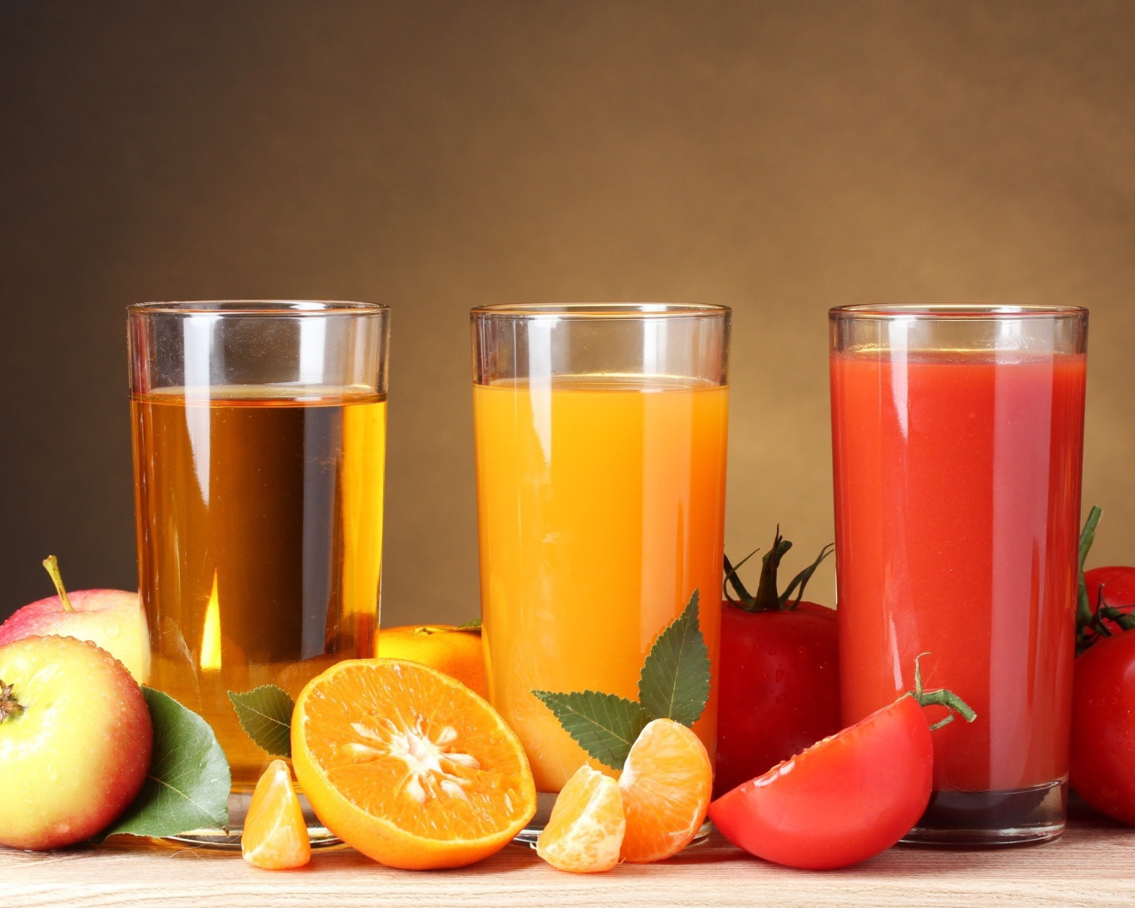 Соки из яблока, апельсина и томата
