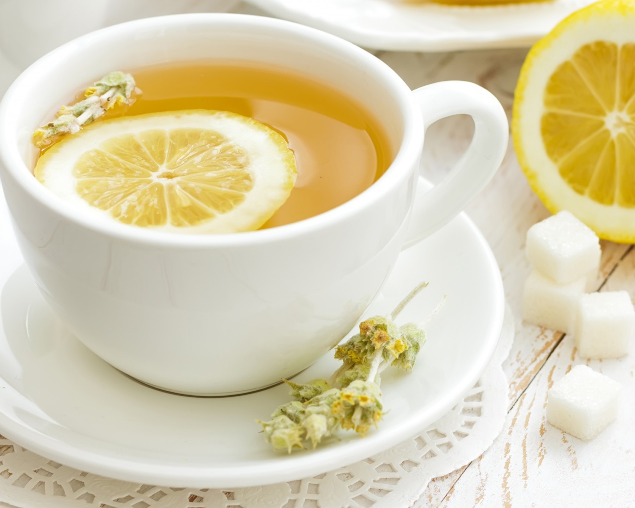 Лимон в травяном чае