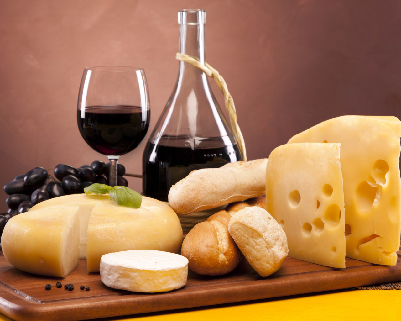 Красное вино и сыр