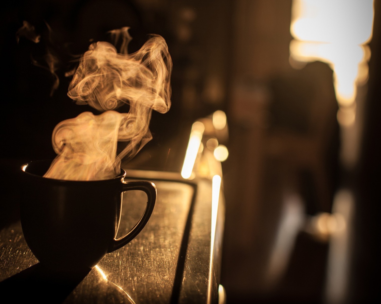 Пар из чашки кофе на закате