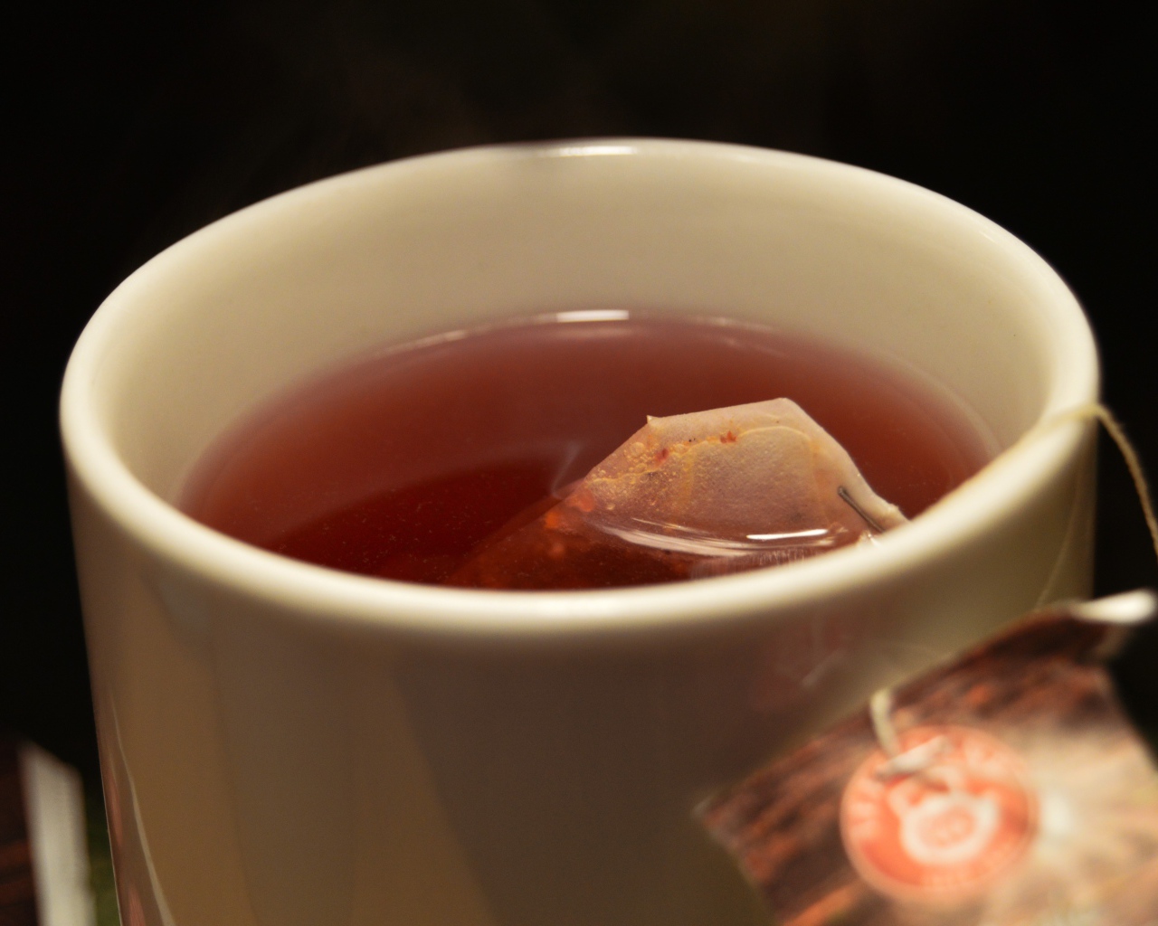 Чай из пакетов заваривается в чашке