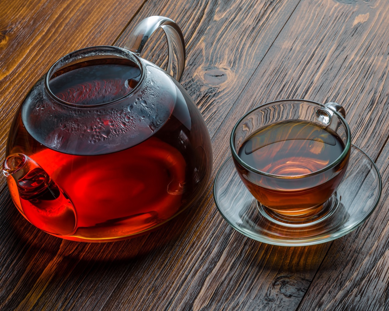 Чай в прозрачном чайнике