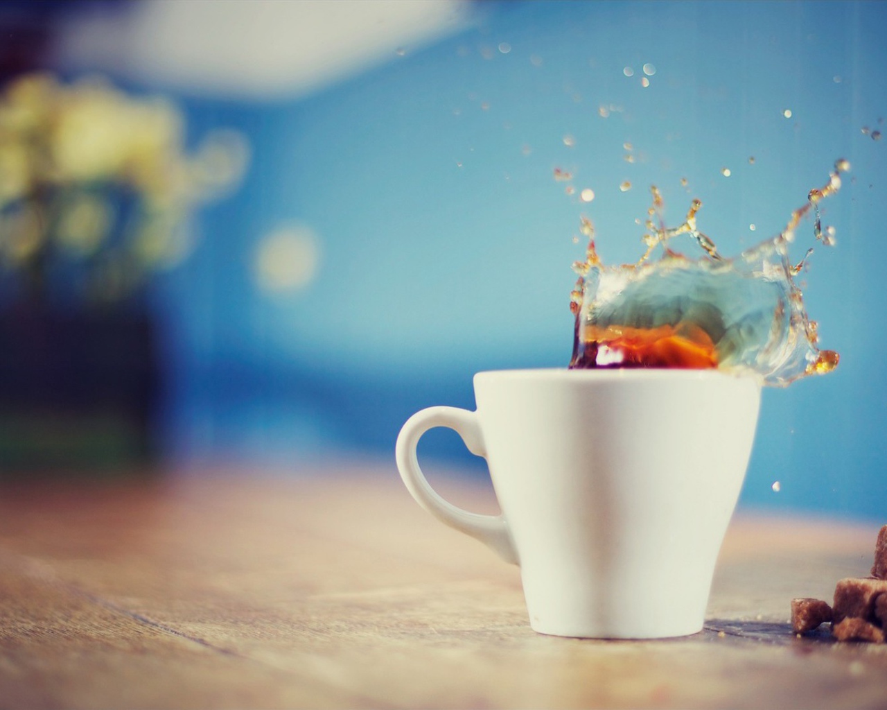 Чай расплескался из белой чашки