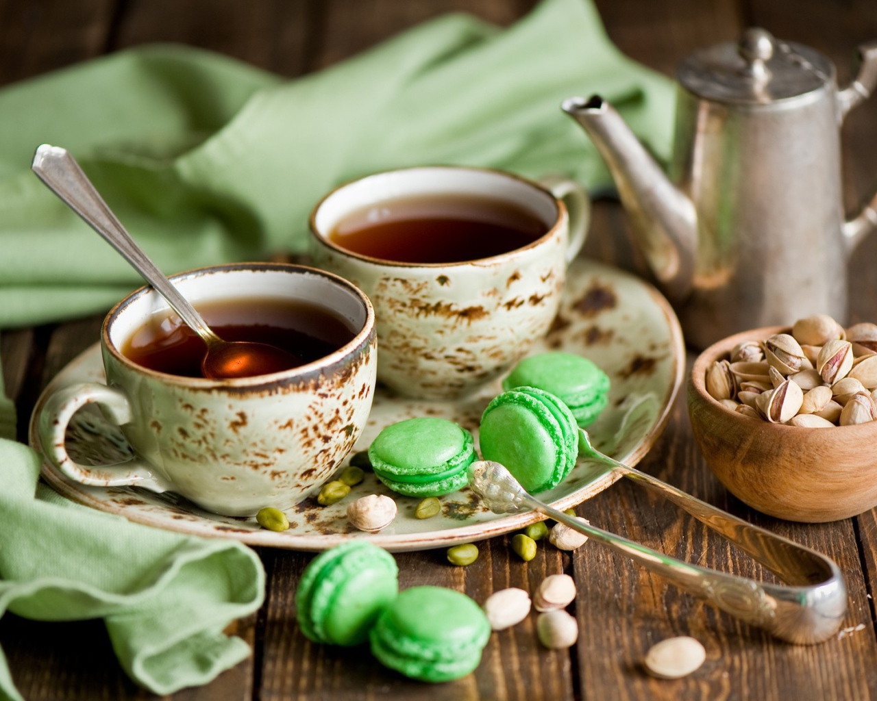 Чай с фисташками и зеленым печеньем