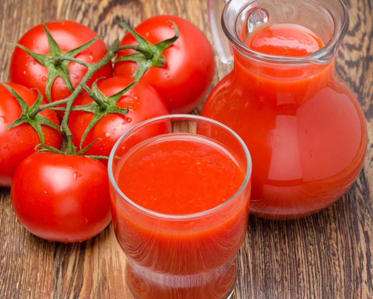 Ветка помидор и томатный сок