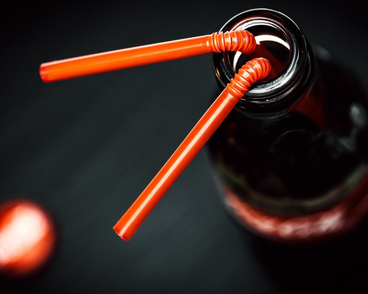 Трубочки в бутылке Кока-Колы