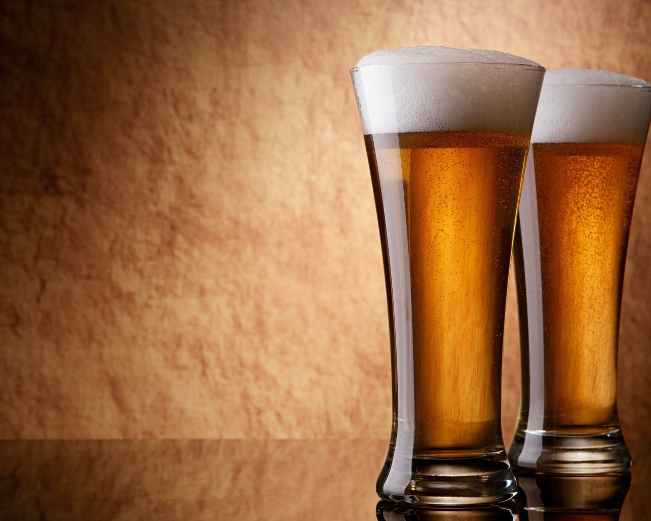 Два бокала пива, коричневый фон
