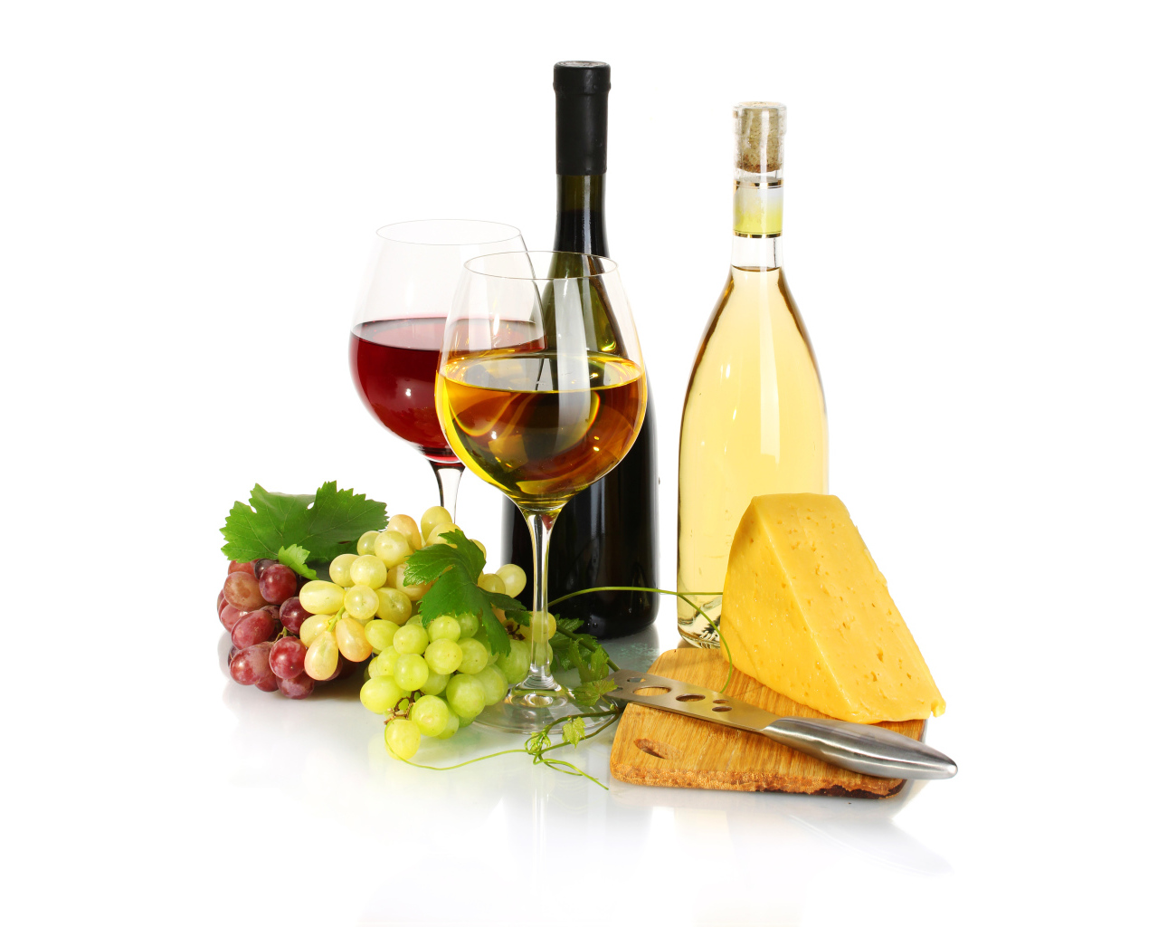 Два бокала вина виноград и сыр