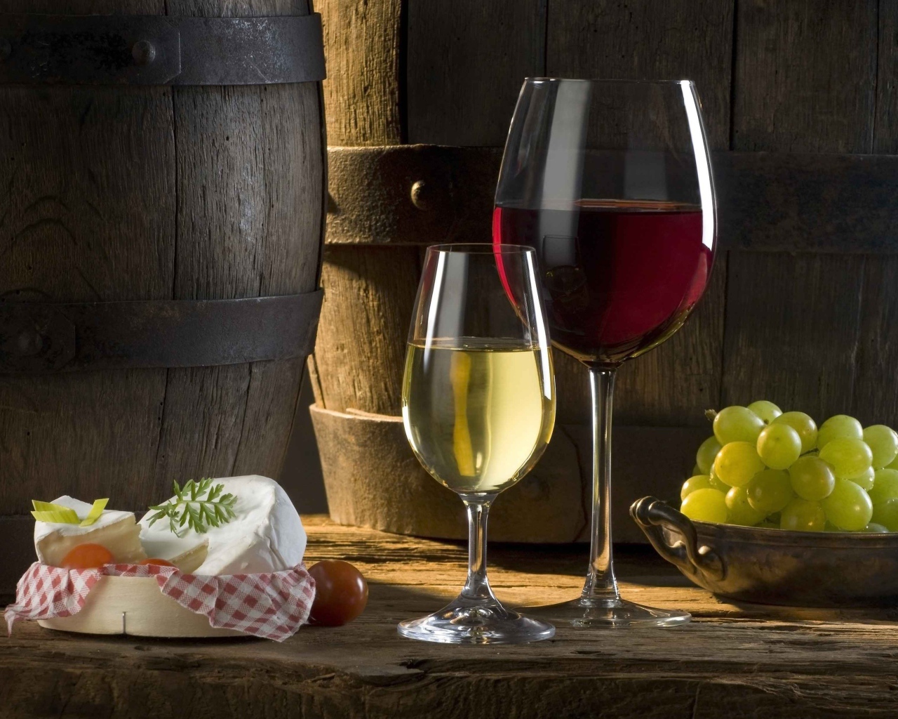 Два бокала с красным и белым вином