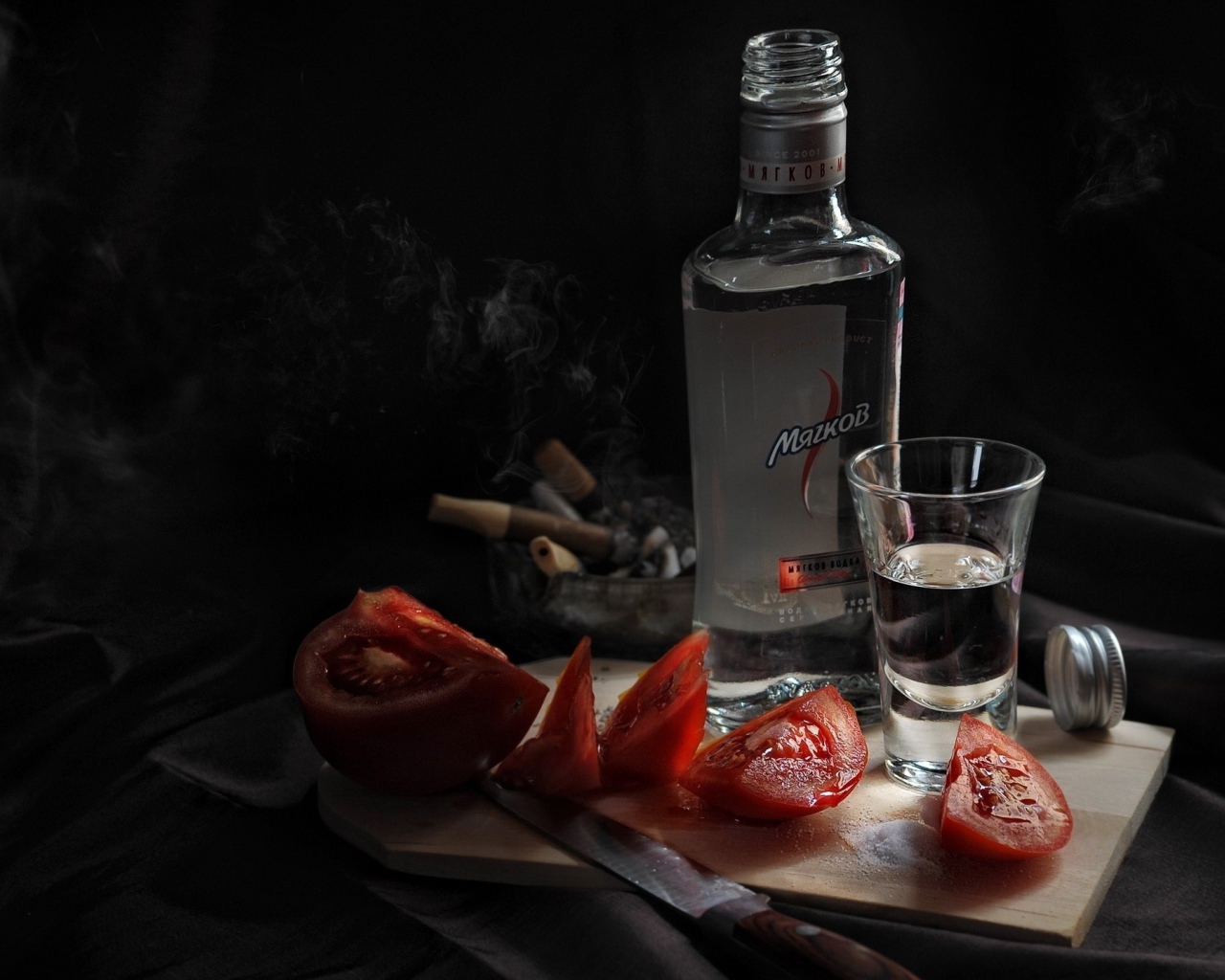 Водка и помидоры на закуску