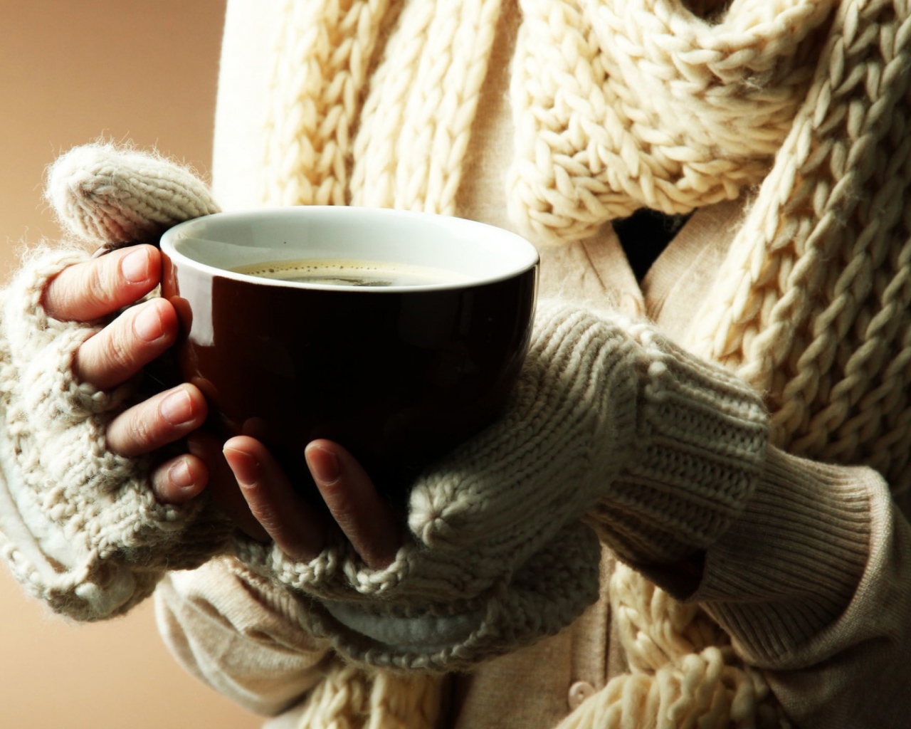 Чашка согревающего ароматного кофе