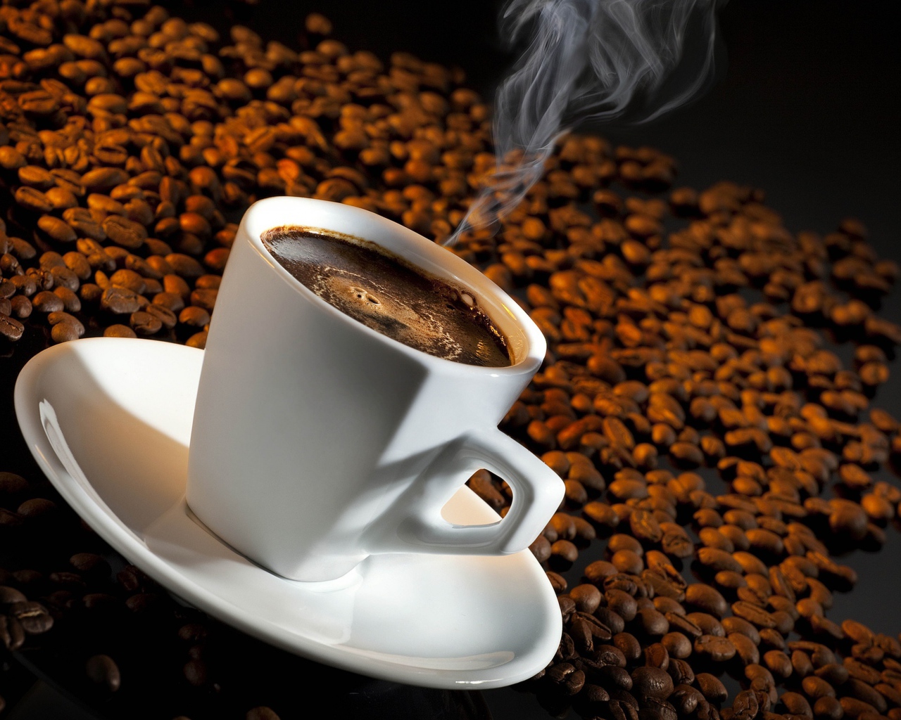 Белая чашка с кофе на зернах