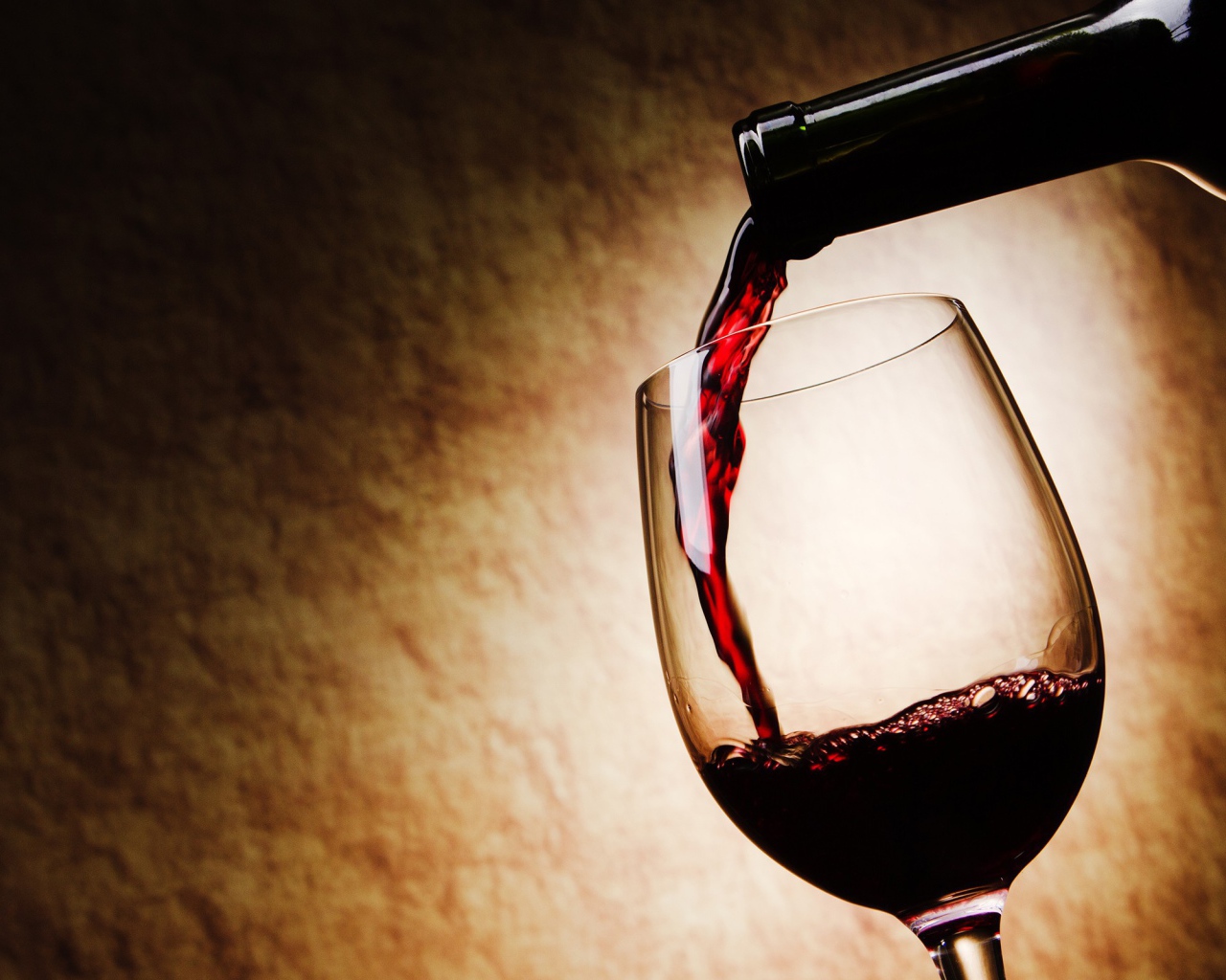 Вино льется в бокал
