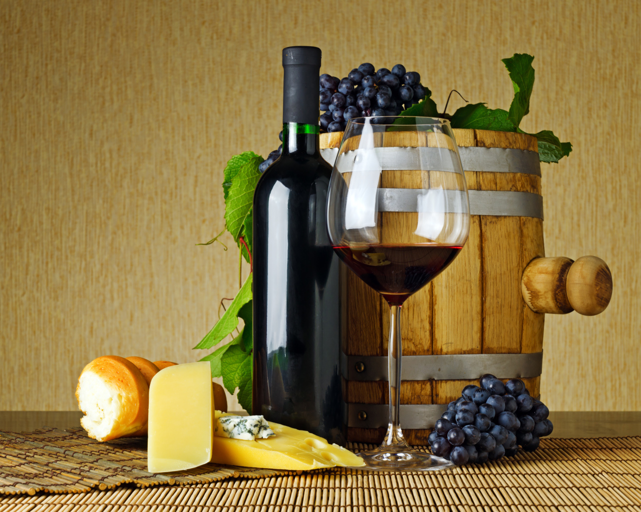 Бочонок вина и бокал