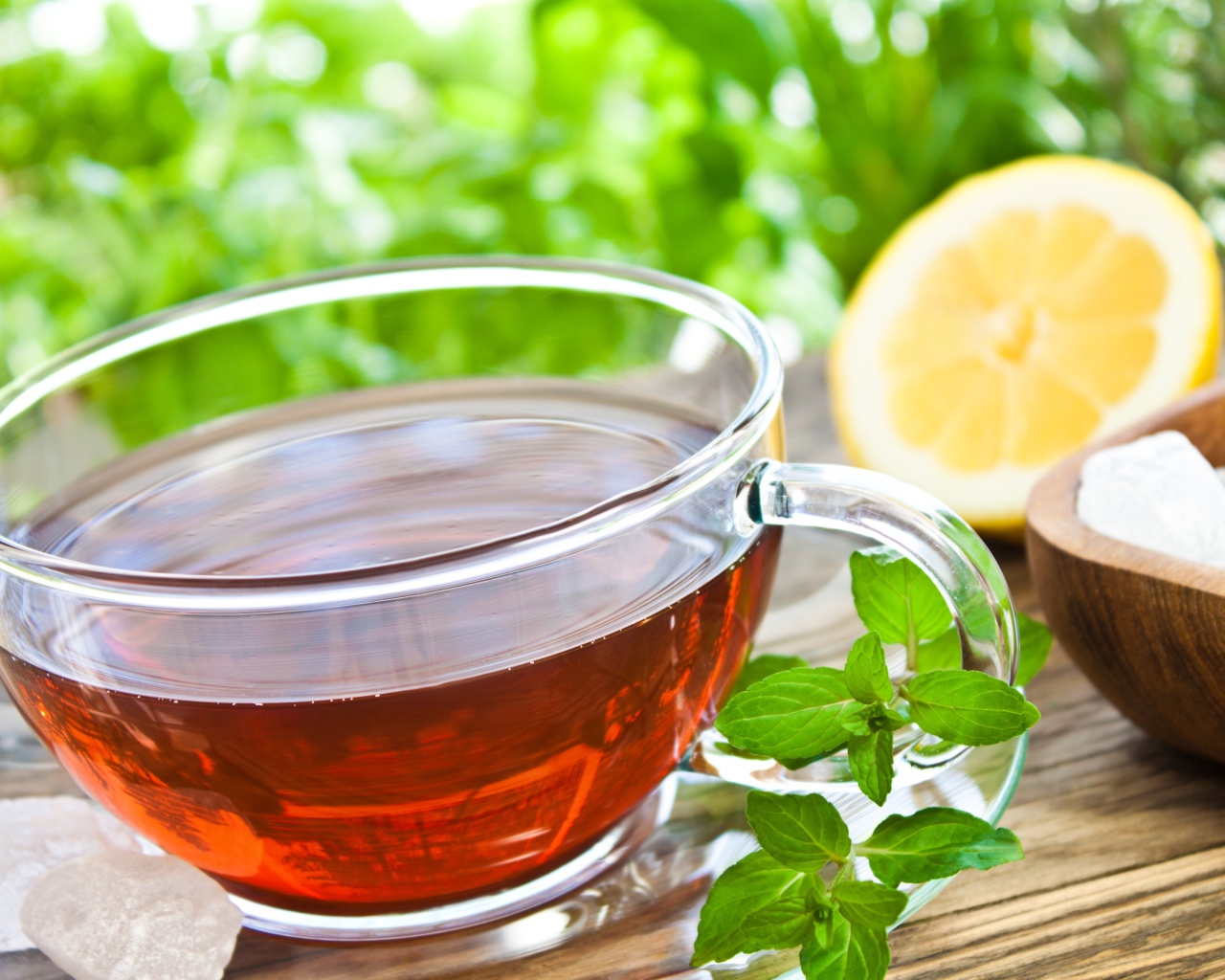 Чай с мятой в стеклянной чашке