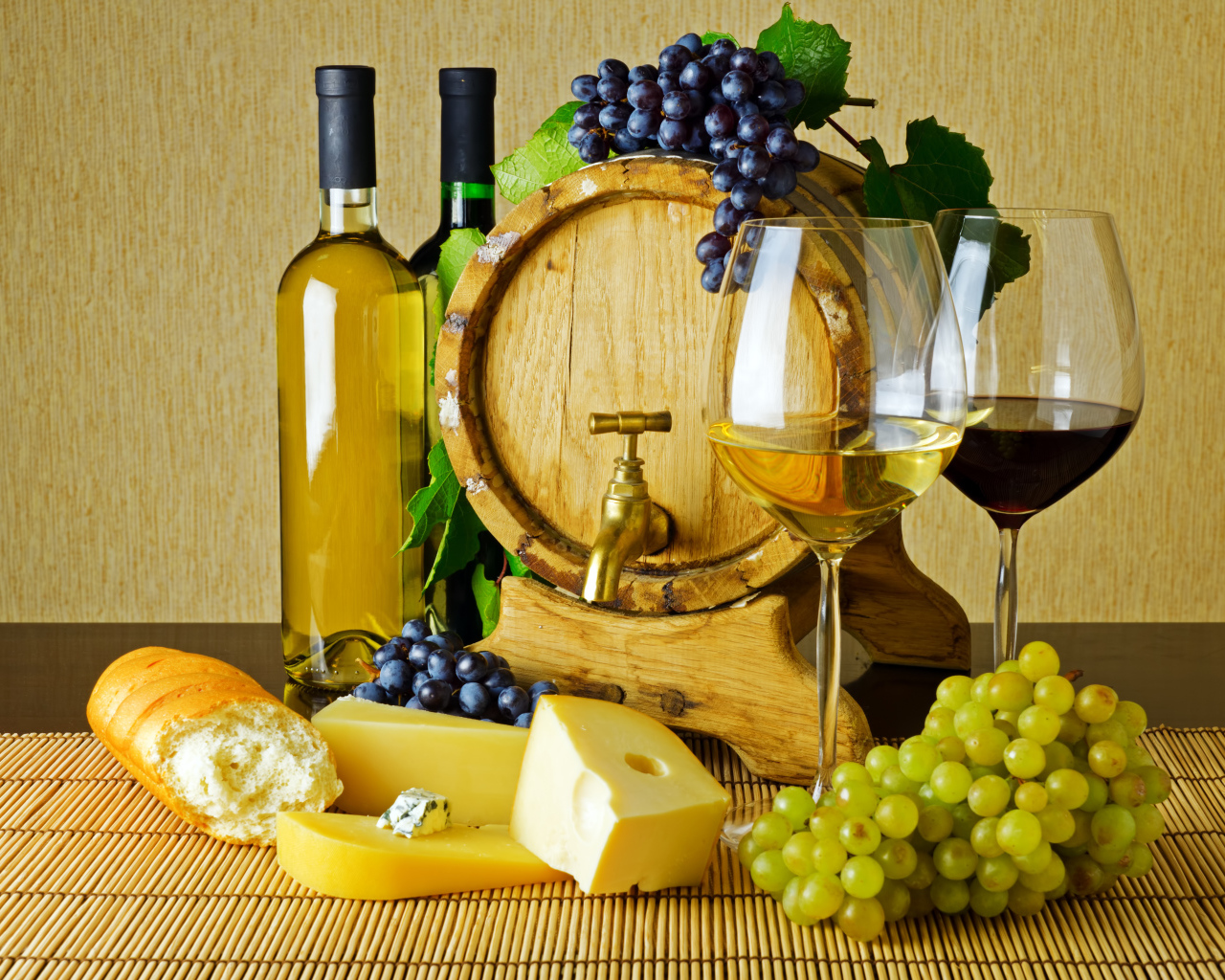 Бочонок и два бокала вина