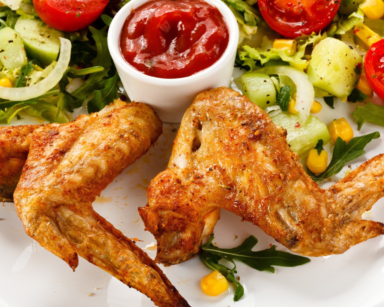 Жаренные крылышки с томатным соусом и овощами