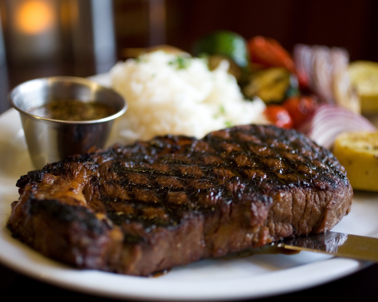 Сочный стейк с соусом