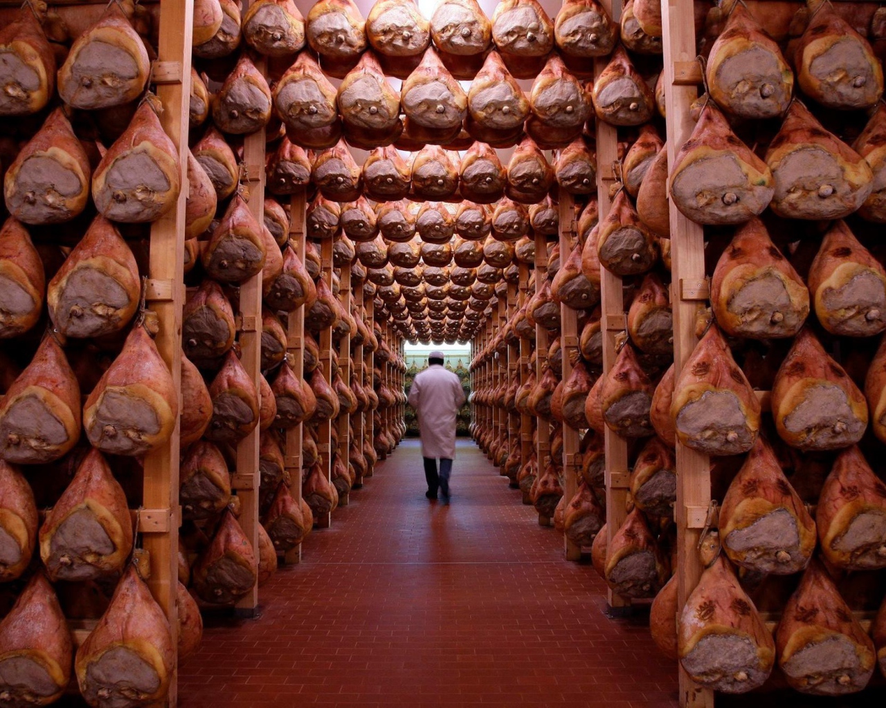 Холодильник с окороками