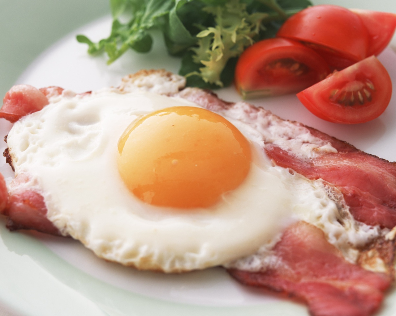 Яичница с беконом и помидорами
