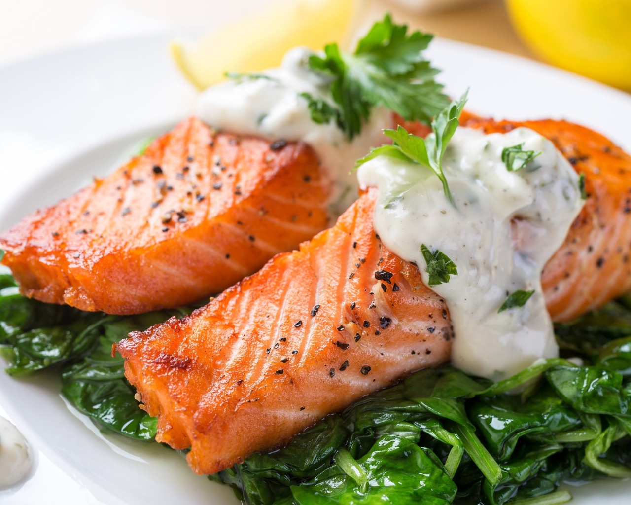 Красная рыба со шпинатом и соусом