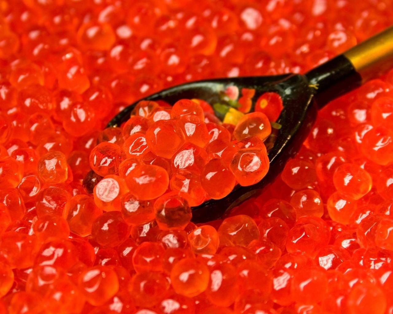 Ложка в красной икре