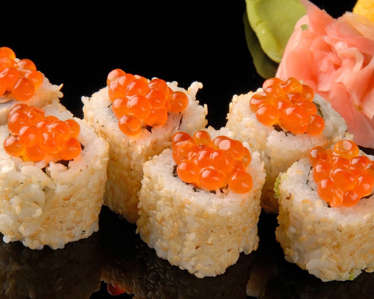 Суши из риса с красной икрой